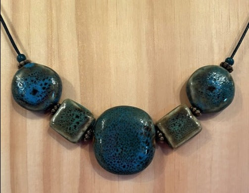 BLUE-GREEN CERAMIC CHOKER-STYLE NECKLACE (JE26)