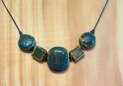 BLUE-GREEN CERAMIC CHOKER-STYLE NECKLACE (JE26)