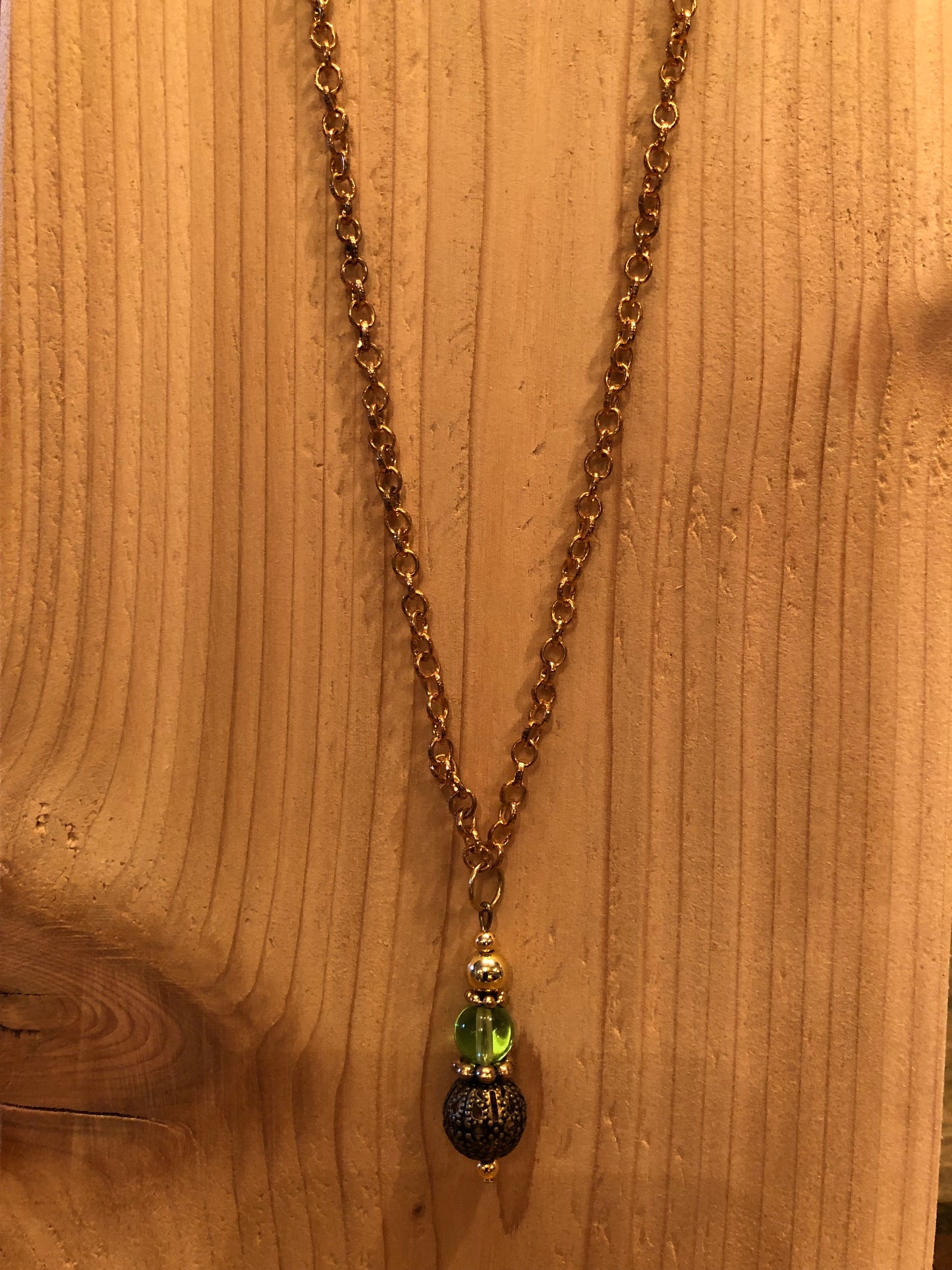 GOLD WITH GREEN SIDELIGHT NECKLACE  (JE19)