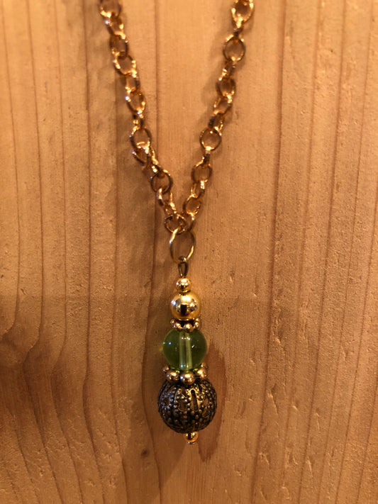 GOLD WITH GREEN SIDELIGHT NECKLACE  (JE19)