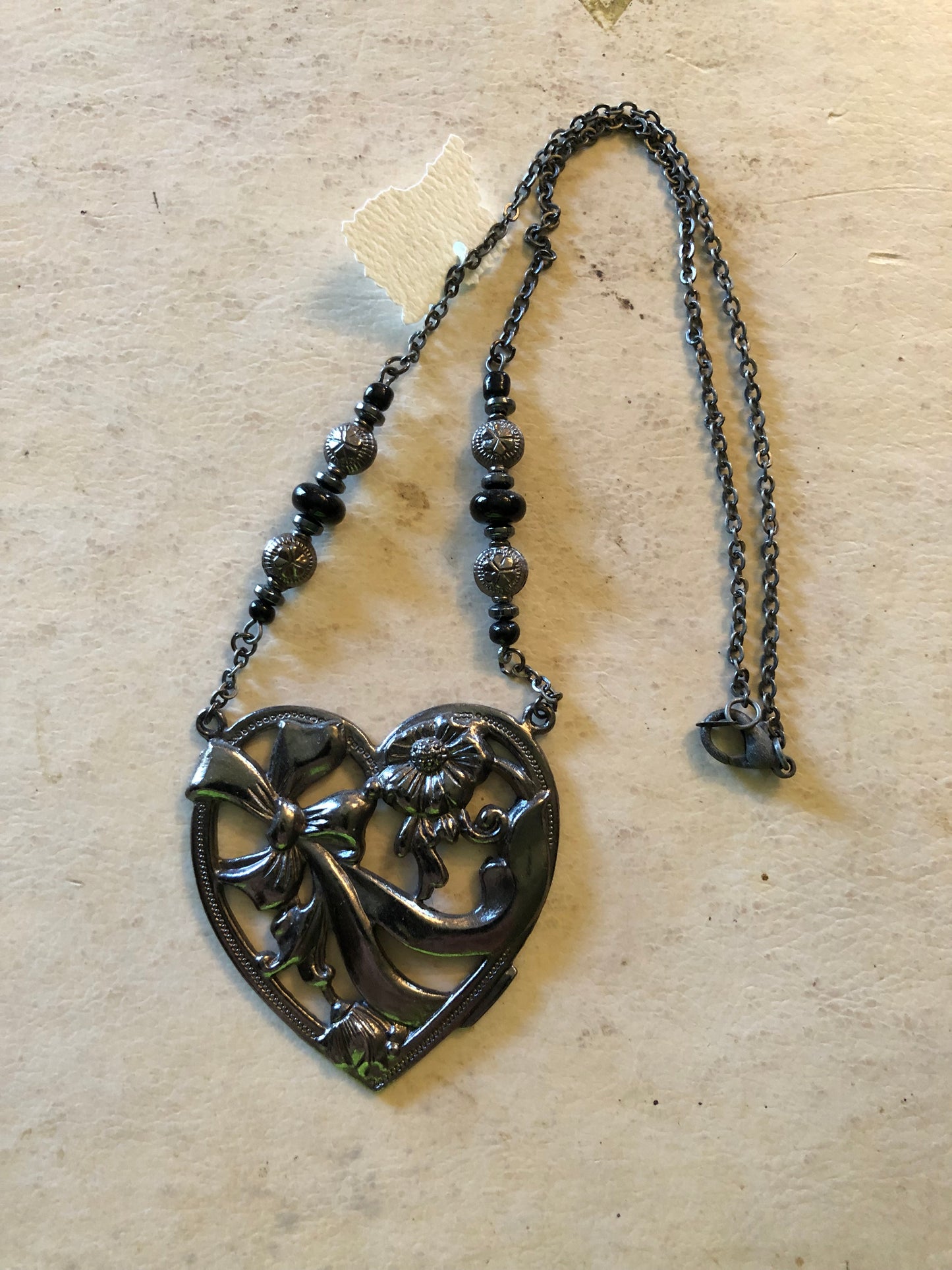 HEART, RIBBON & BLOOMS NECKLACE (JE21)