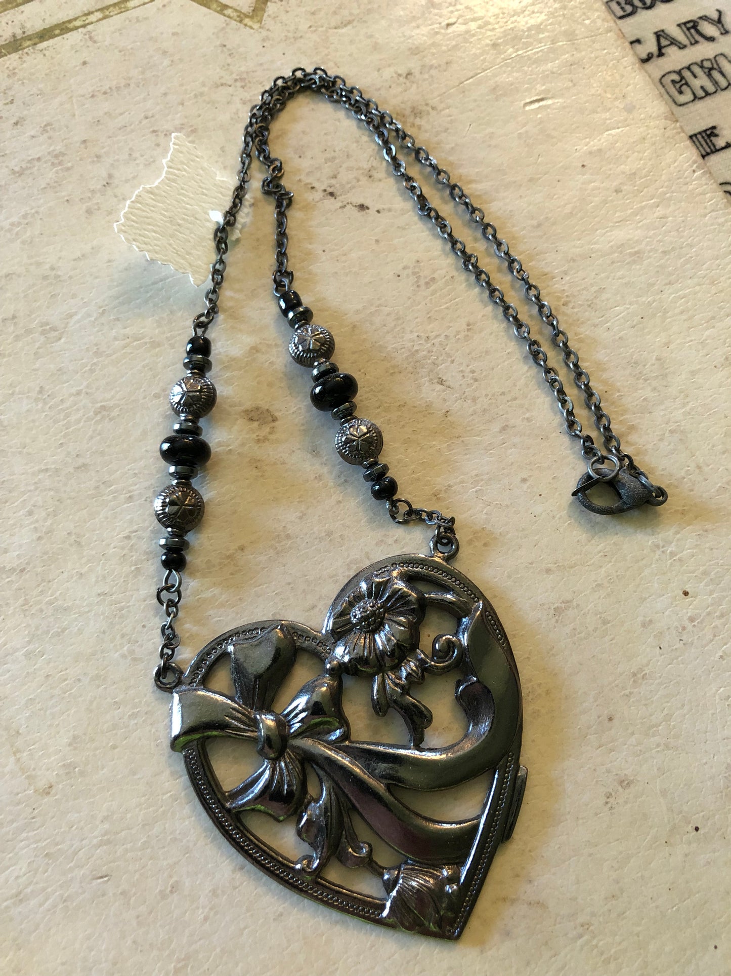 HEART, RIBBON & BLOOMS NECKLACE (JE21)