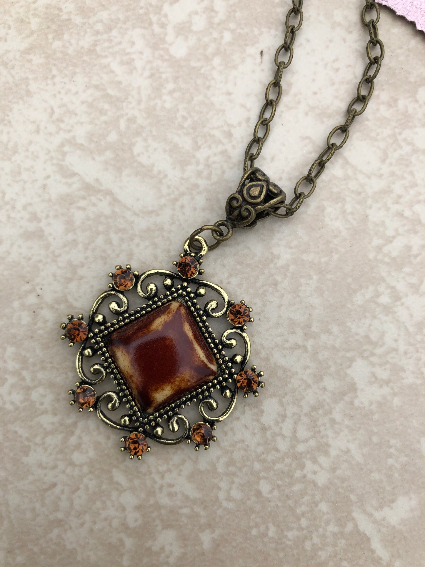 BROWN/RED PENDANT NECKLACE (JE32)