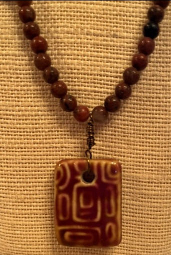 BURGUNDY RED CERAMIC PENDANT NECKLACE (JE20)