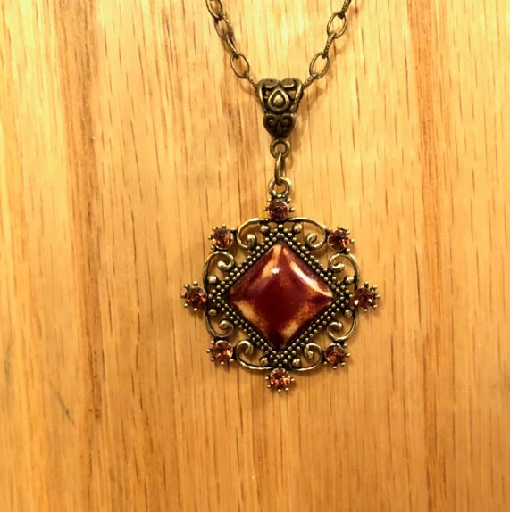 BROWN/RED PENDANT NECKLACE (JE32)